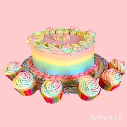 Torta cumpleaños arcoiris y cupcake