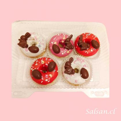 donas glaseadas de chocolate con decoración de conejos y huevos de pascua